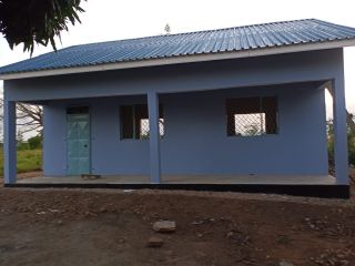  Erster Klassenraum beim Schulbau in Kenia fertiggestellt